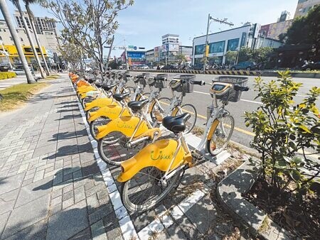 
台南市公共自行車YouBike 2.0歷經近2年的布建，最近達成全市37個行政區「區區有站點」的目標。（洪榮志攝）
