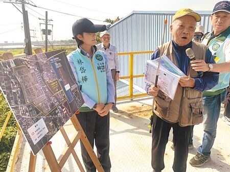 
蕭姓地主9日向立委林岱樺（左）說明魚塭被汙染後變廢墟的慘狀。（郭良傑攝）
