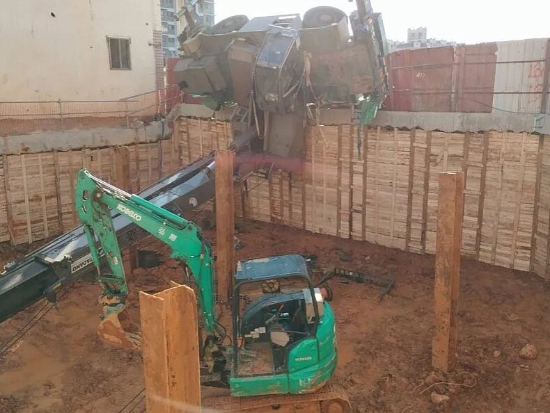 平鎮區一處興建中建築工地移動起重機翻覆半空,造成1人受傷工安意外。圖/警方提供