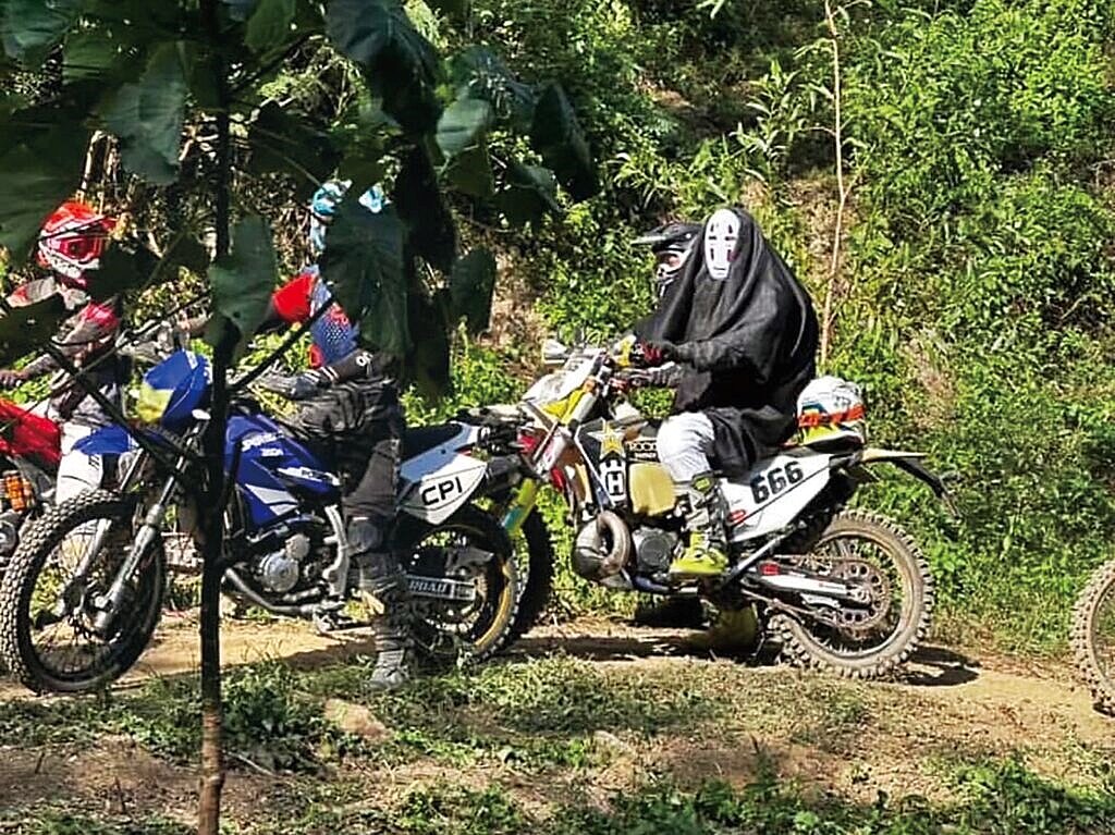 民間社團趁周末舉辦越野車墾丁大會師，在山林中奔馳。圖／民眾提供