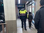 8歲童1原因深夜獨自徘徊　大園警神救援