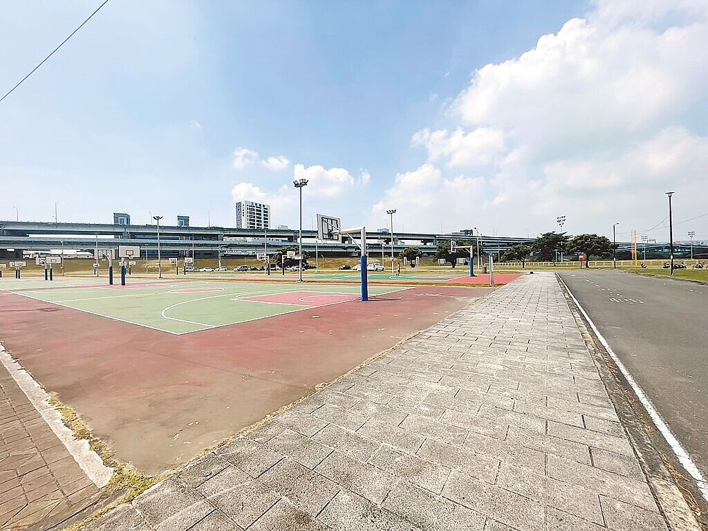 新北市高灘處規畫將新北大都會公園內的4座籃球場地中調整為8座匹克球場，最快2025年第3季完工。圖／新北市高灘處提供