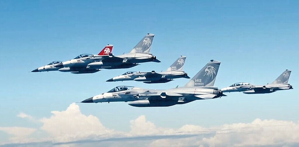 外電稱,大陸目前在台灣周圍海域及東海及南海,部署近90艘海軍與海警艦艇,我國防部則指,中共並畫設7處空域保留區,似乎替軍演作準備。圖為日前國防部發表《守護自由民主捍衛國家主權》影片,以實際行動守護自由民主,捍衛中華民國主權。 圖/國防部提供