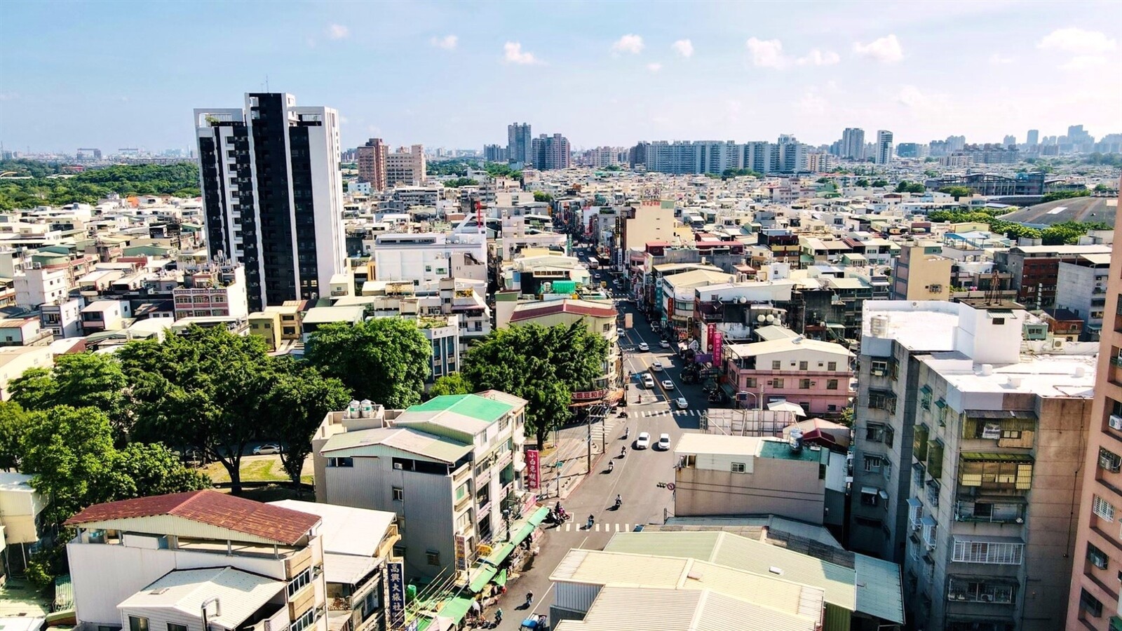 鳳山區位於高雄市市中心，民眾仍有大機會以千萬元的預算購入3房預售大樓。圖／永慶房產集團提供