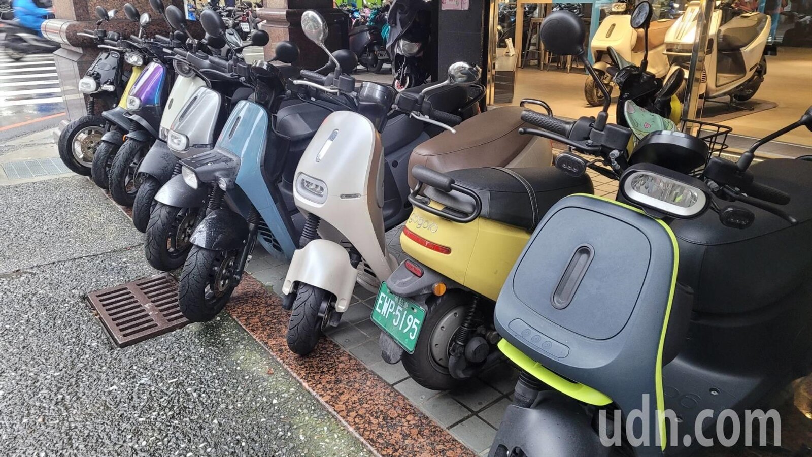 基隆市環保局今天公布新版公益青年免費電動機車補助方案,明年1月起開始網路登記,每月限1千輛。記者游明煌/攝影