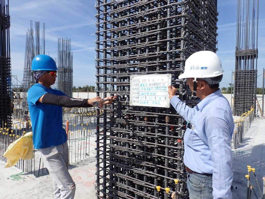 續接器鎖接完成後，進行扭力板手值檢測。