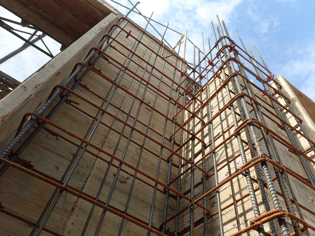 牆體鋼筋間距、厚度需定位綁紮，才能發揮牆體的抗剪力效果。