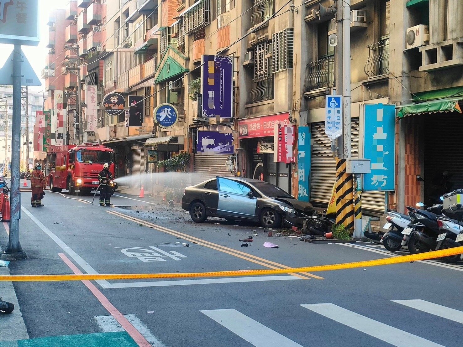 消防人員出一水線警戒。圖：讀者提供