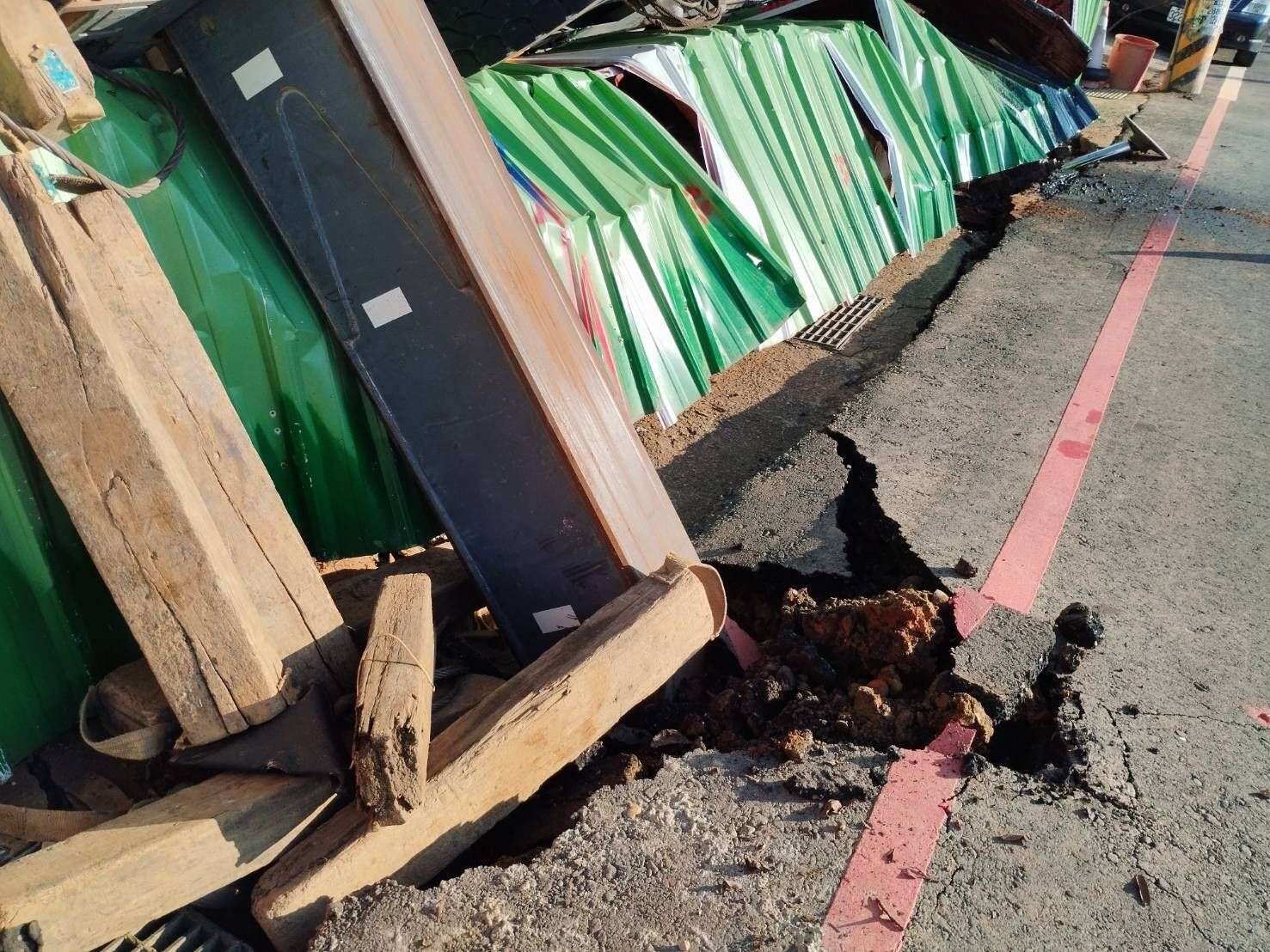 現場疑似因地面塌陷,導致吊車翻覆。圖:讀者提供