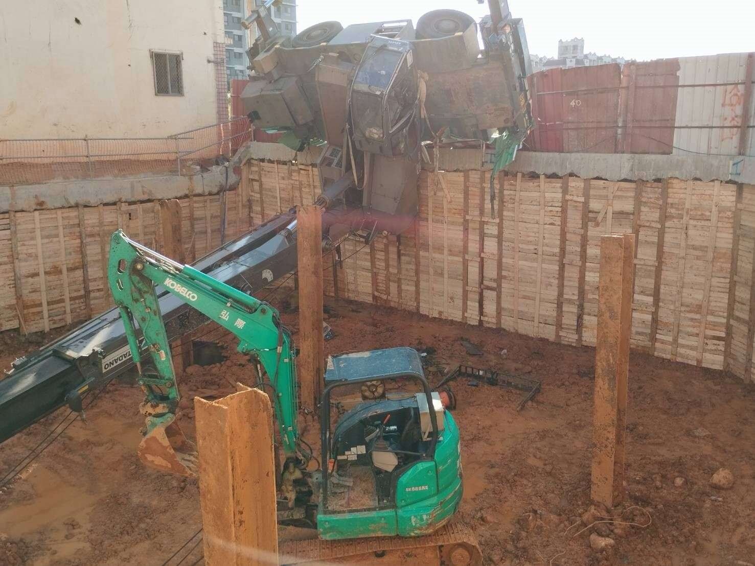 有關此起移動式起重機翻覆意外,勞動檢查處將於今日派員前往調查。圖:讀者提供