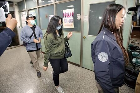 
新北地檢署偵辦勞動部勞力發展署北分署吳姓公務員輕生案，10日兵分22路搜索北分署辦公室及前北分署長謝宜容住居，帶回23人偵訊。（黃世麒攝）
