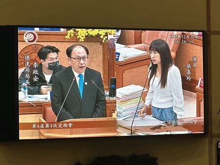 
民進黨新北市議員張嘉玲（右）指出，市府每年編列龐大預算，環狀線卻像豆腐渣工程一樣脆弱，捷運局應清楚說明3站清車原因。（高鈞麟攝）
