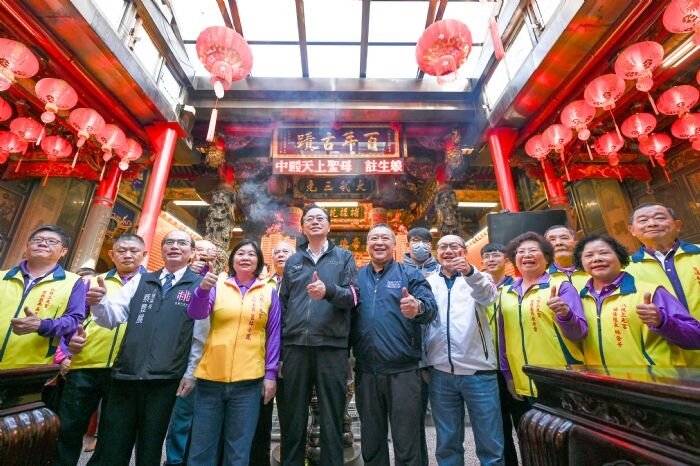 桃園市長張善政今日上午前往八德區，出席「八德三元宮參香揭匾活動」。圖：市府提供