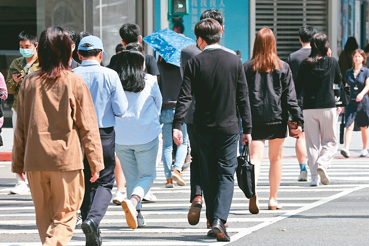 主計總處10日發布今年前十月工業及服務業平均每月實質經常性薪資43,092元，年增0.5%，增幅為今年以來最高，且已連七個月正成長，代表薪資成長連七月追上通膨。 聯合報系資料照