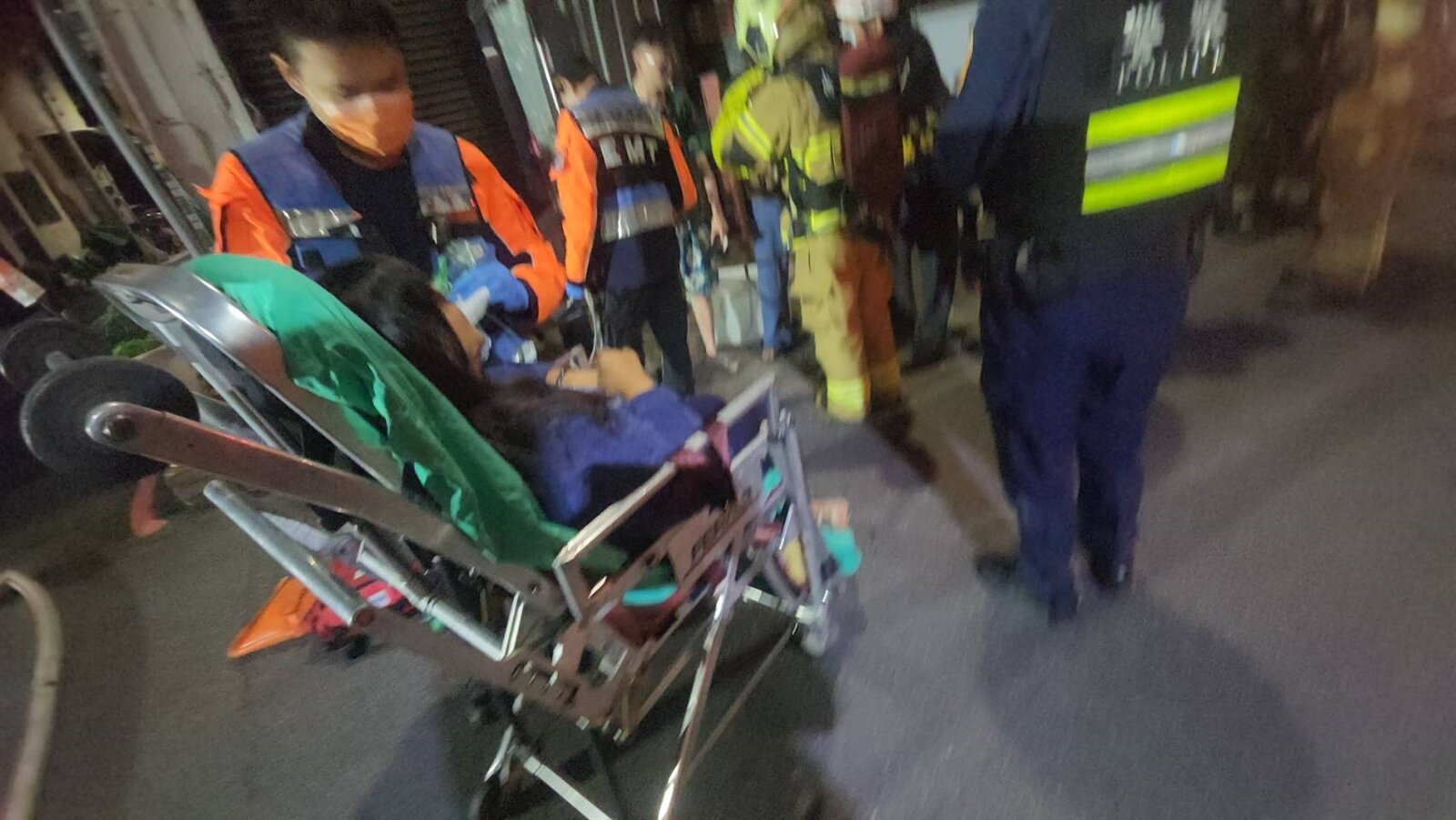 黃母因吸入濃煙身體不適送醫。記者黃宣翰/攝影