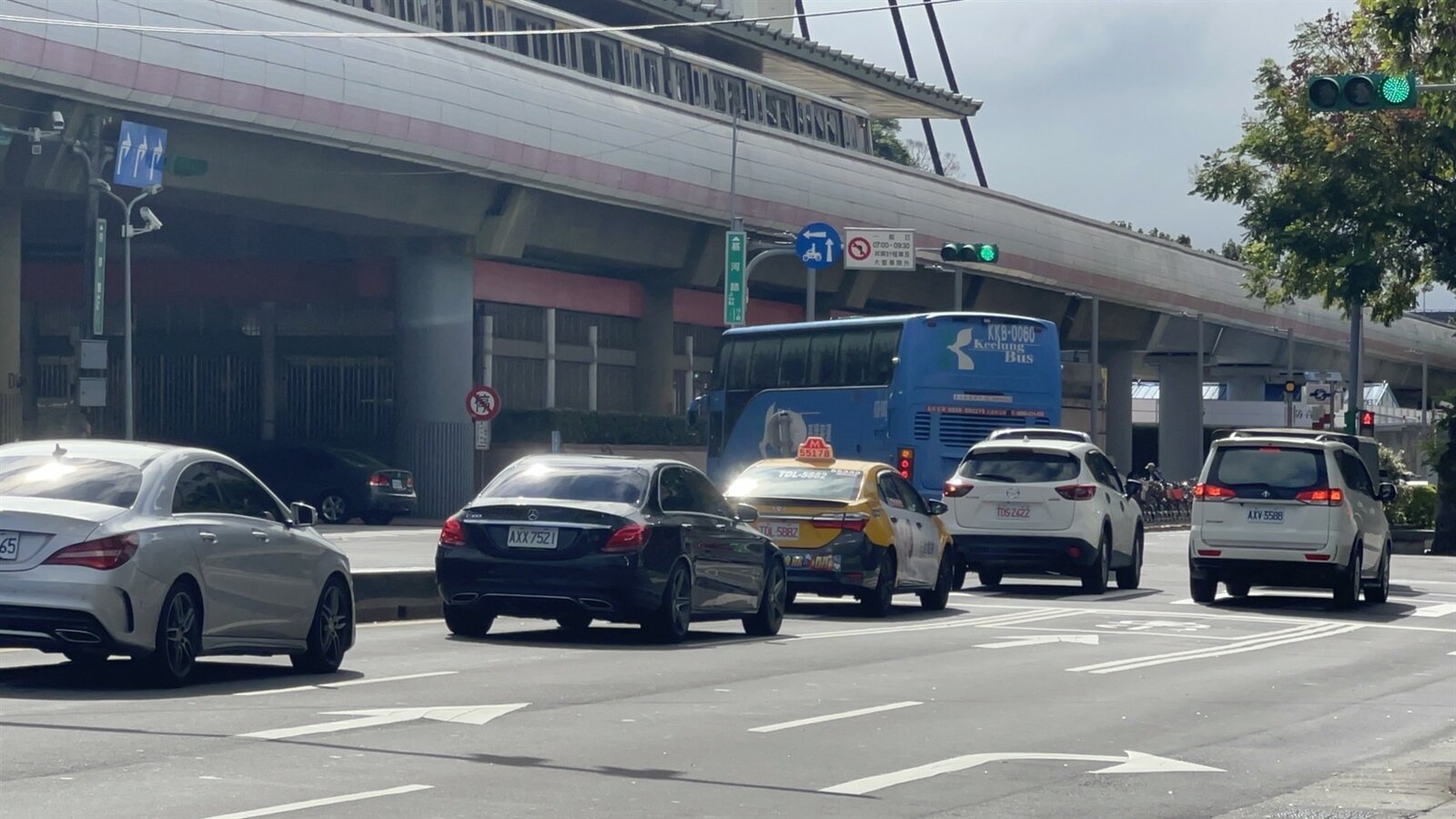 北市有公車駕駛反映,他駕駛得路線停靠捷運劍潭站(北藝中心)後須左轉,議員侯漢廷也發現北市其他路線也有類似狀況,導致駕駛鬼切狀況頻傳。記者林佳彣/攝影