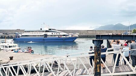 台東縣成功鎮「藍色公路」9月風光首航,因宣傳力度不足,實際搭乘人數不如預期,多數船班空位居多。(蕭嘉蕙攝)
