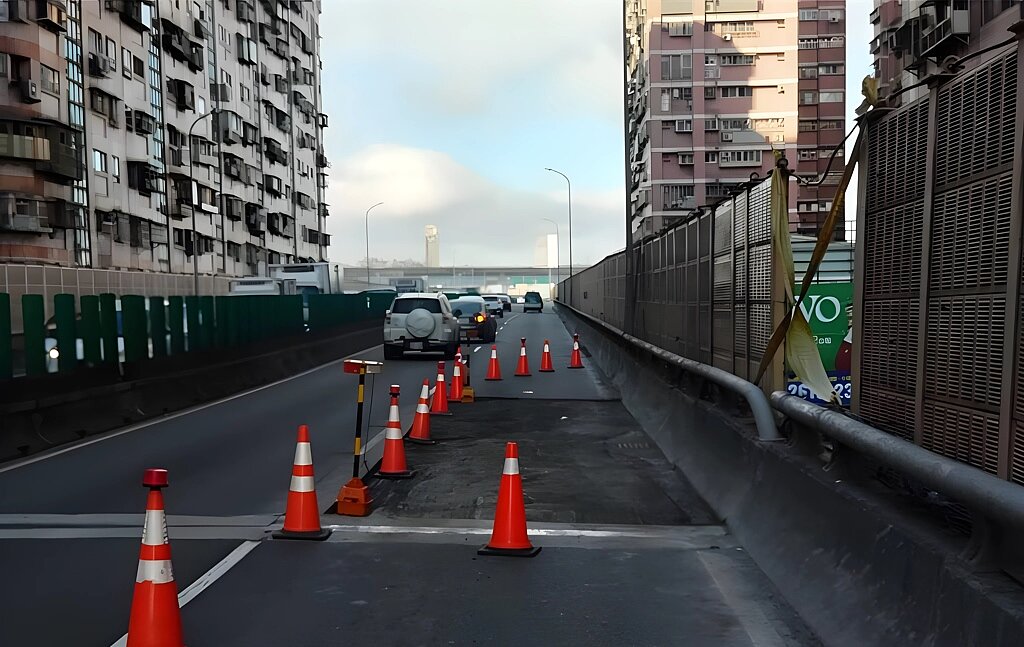 台1線高架三重往新莊方向,大約在三重中華路上方正進行橋面板緊急修復工程,預計12月12日清晨6時前可完成。圖/工務局提供