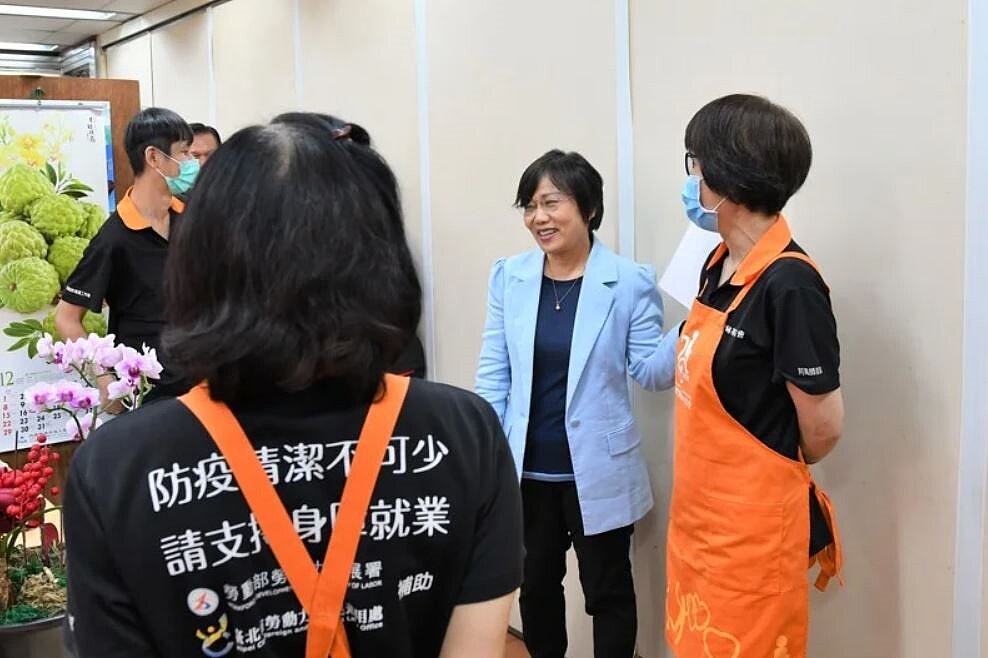 內政部部長劉世芳(右2)慰問駐點清潔人員時,當場宣布加薪政策。內政部提供