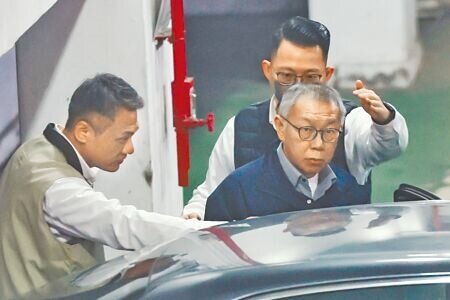 
檢廉偵辦民眾黨主席柯文哲（前右）涉嫌京華城圖利案，檢方11日提訊柯到案，並由廉政署借提；台北地檢署以涉犯圖利罪將柯聲押，2個月後聲請延押獲准，目前柯已被羈押98天。（郭吉銓攝）
