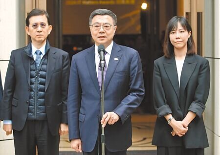 「班班有鮮乳」政策因規畫不周,引發諸多問題。中為行政院長卓榮泰,左為數位發展部長黃彥男,右為行政院發言人李慧芝。(黃世麒攝)