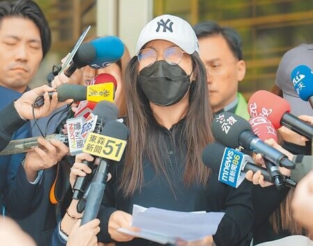 
縱火案被告陳彥翔11日2審改判無期徒刑，陳男大嫂母親林雪紅（中）難以接受，痛批法官和辯護律師是「惡魔的護航者」。（郭吉銓攝）
