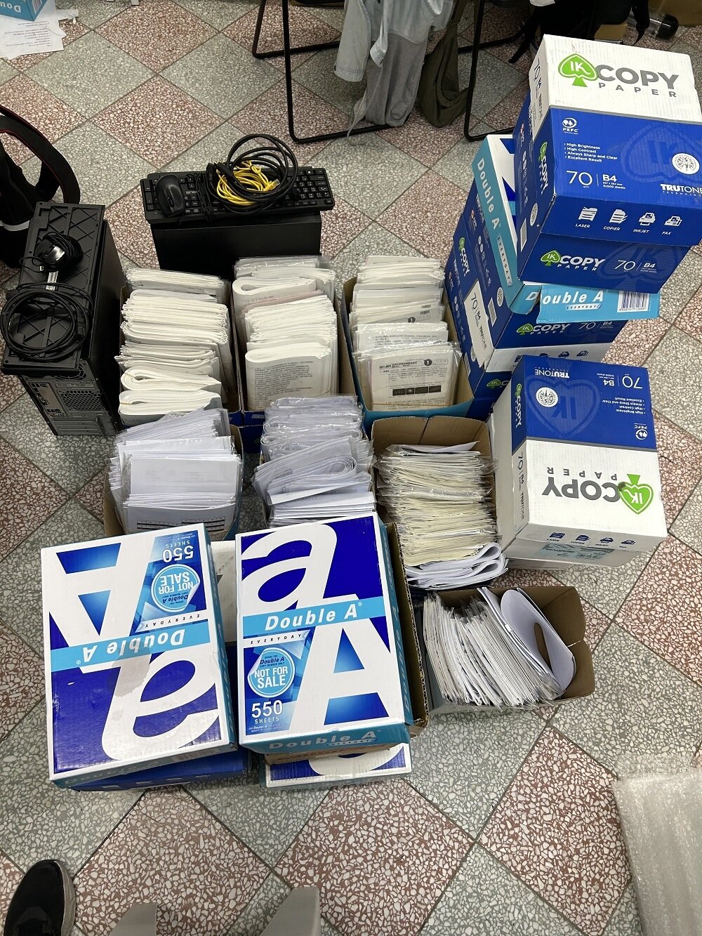 刑事局破獲補習班、書局測嫌違反著作權法,查扣相關贓證物。圖:讀者提供