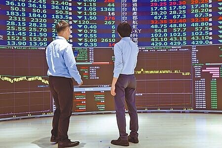 受諸多利空夾擊,台北股匯市雙殺,外資擴大賣超至176億元並鎖定台積電壓盤,台股11日終場下跌221點至22,903點。圖∕本報資料照片