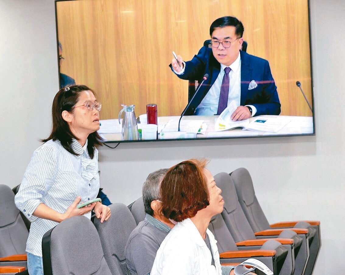 環境部昨召開環評大會審查七接,監督施政聯盟執行長許心欣(左),對於七接的海水升溫等問題,要求部長彭啓明請環保司回應。記者黃義書/攝影