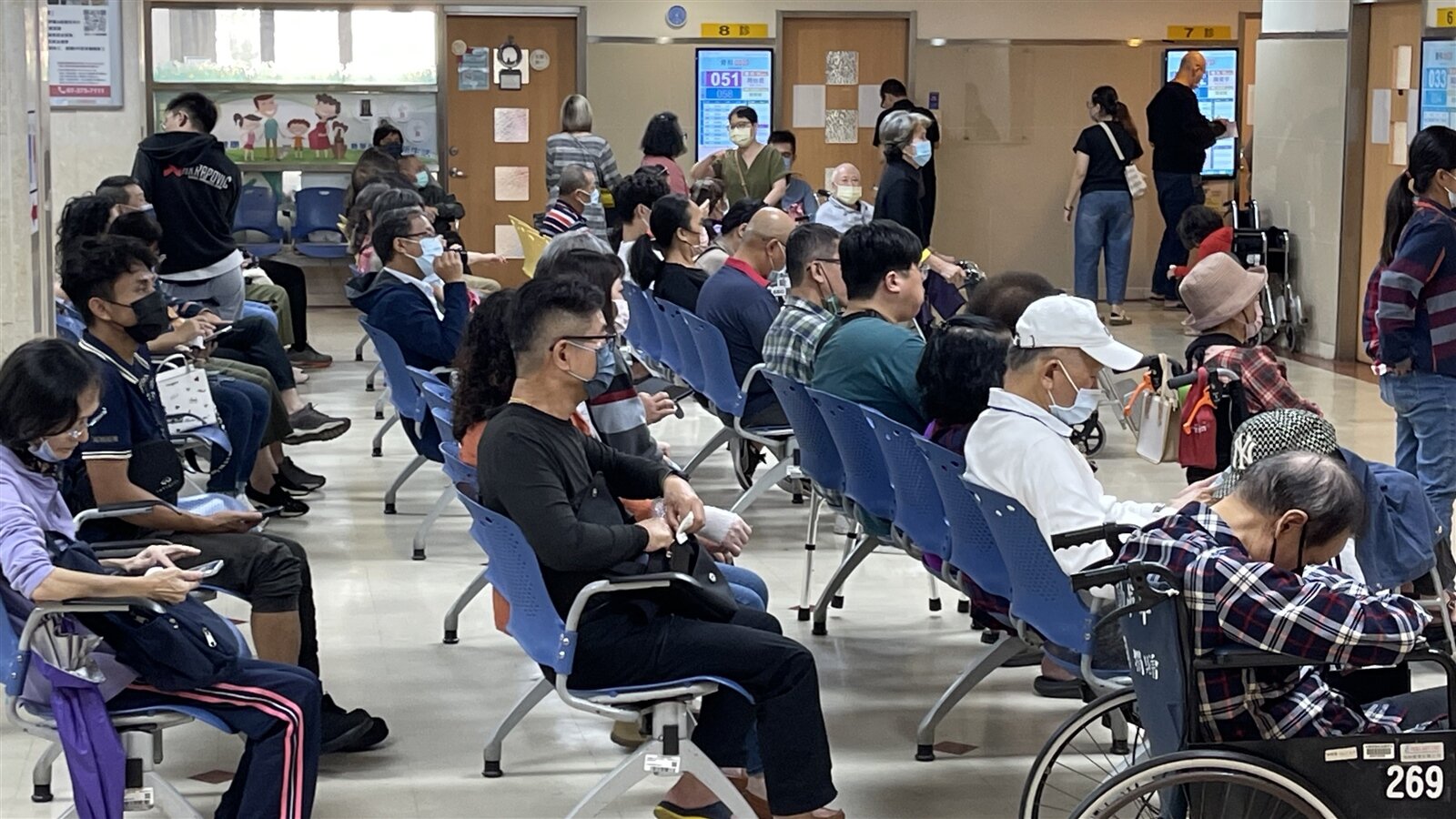 政府多年推廣分級醫療,但成效不彰,醫學中心收治輕症占比逐年升高,為此,健保署預定年底採「分區共管」,要求輕症門診偏高的醫院降低門診量。示意圖。記者劉學聖/攝影