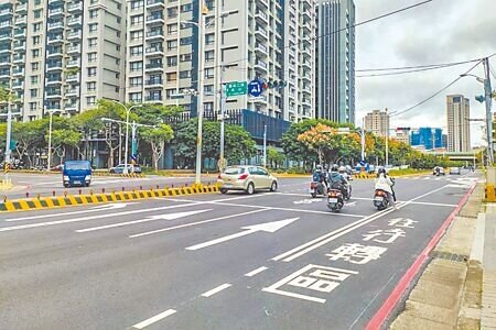 竹北市興隆路從博愛南路到自強南路沿線有9個T字型路口,縣府重新調整車道配置,增加行車效率與安全。(羅浚濱攝)
