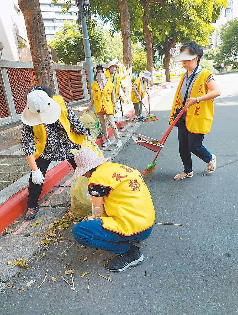 台北市政府每年編列「里鄰建設服務經費」,提供各里基本補助額度30萬元,依各里人口數、面積及里民活動場所所在地公告現值等調整補助級距,支應項目涵蓋範圍廣泛,包括清理防火巷、維護公共區域及舉辦各類節慶、公益活動等13項。(台北市民政局提供/劉彥宜台北傳真)