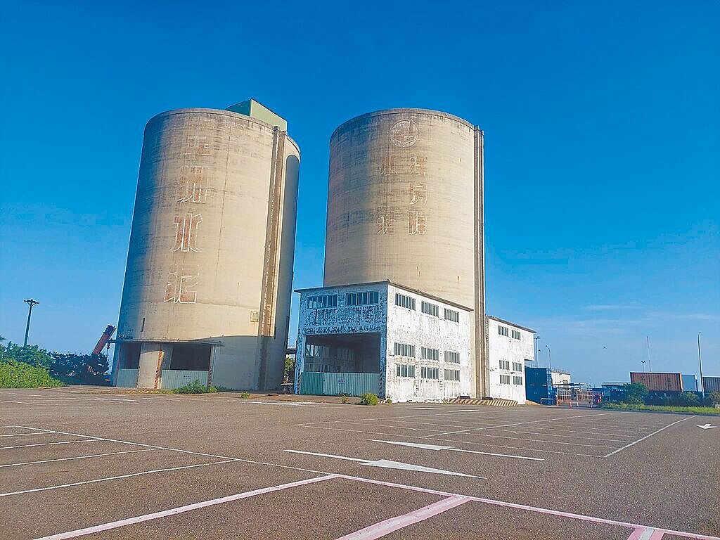 嘉義縣布袋商港內2座水泥圓庫高33公尺，是嘉義沿海最高建築物，閒置逾20年，日前啟動招商活化，已有最優申請人產生，預計年底前完成簽約。（高雄港務分公司布袋管理處長鄭俊華提供／呂妍庭嘉義傳真）