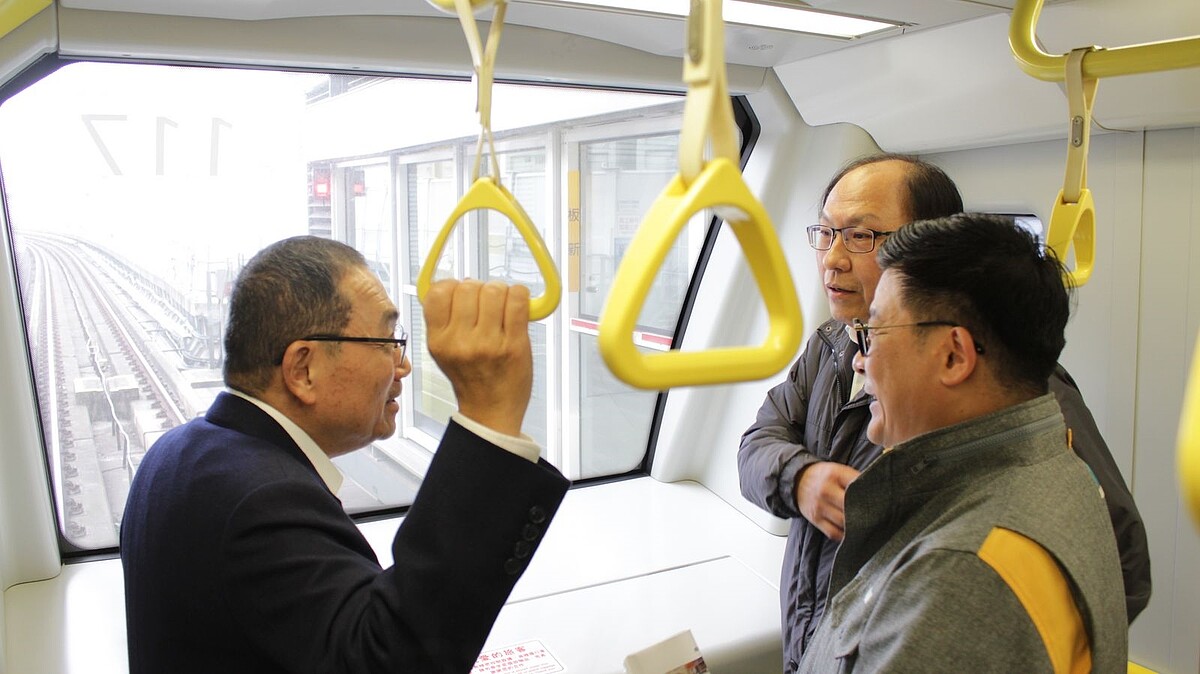 新北市長侯友宜視察環狀線列車運行狀況。圖／新北市捷運局提供