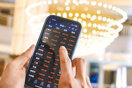 法人指出,台股坐擁五大利多,看好今年底前指數先衝波段高點23,700點,農曆年前再戰24,416點歷史新高峰。圖∕本報資料照片