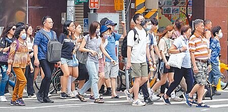 
台大風險社會與政策研究中心12日公布民調顯示，過半民眾認為碳費會使低收入群體受害、對台灣經濟及就業產生負面影響。示意圖，非新聞當事人。（本報資料照片）
