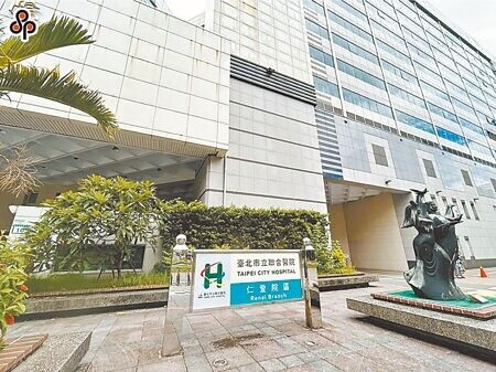 
台北市敬老卡明年補助中低收長者到台北市立聯合醫院就診門診掛號費，但有議員建議應擴增到全市65歲以上都適用。（本報資料照片）
