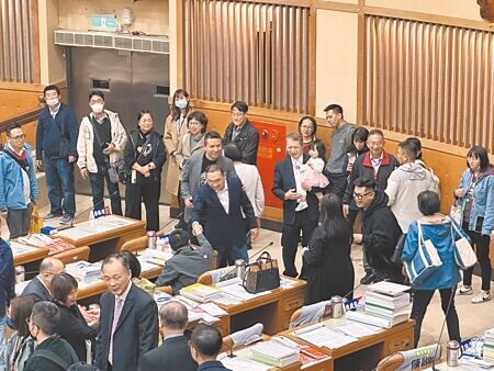 
新北市議會第4屆第4次定期會12日三讀通過明年度總預算，新北市長侯友宜特地前來議會向議員們表達感謝。（高鈞麟攝）
