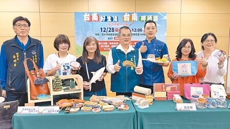 
台南市政府勞工局28日將在曾文市政願景園區舉辦市集等多元活動，局長王鑫基（右四）說，希望藉由活動宣傳勞工局在該園區的服務據點。（張毓翎攝）
