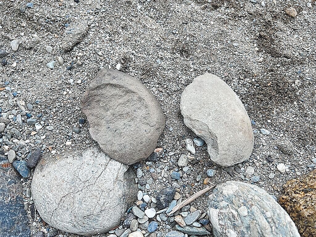 花蓮縣道193線北段正展開拓寬工程,工程人員上月在「加灣普查考古遺址」旁,發現零星的史前陶片及石片器。圖/花蓮縣文化局提供