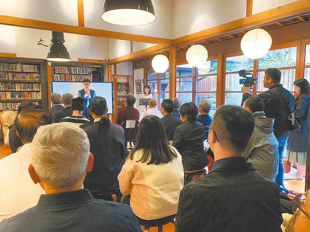 台北市政府文化局專門委員邱稚亘蒞臨開幕茶會,並分享與頂禾合作老房子文化運動的緣起。圖/頂新和德文教基金會提供