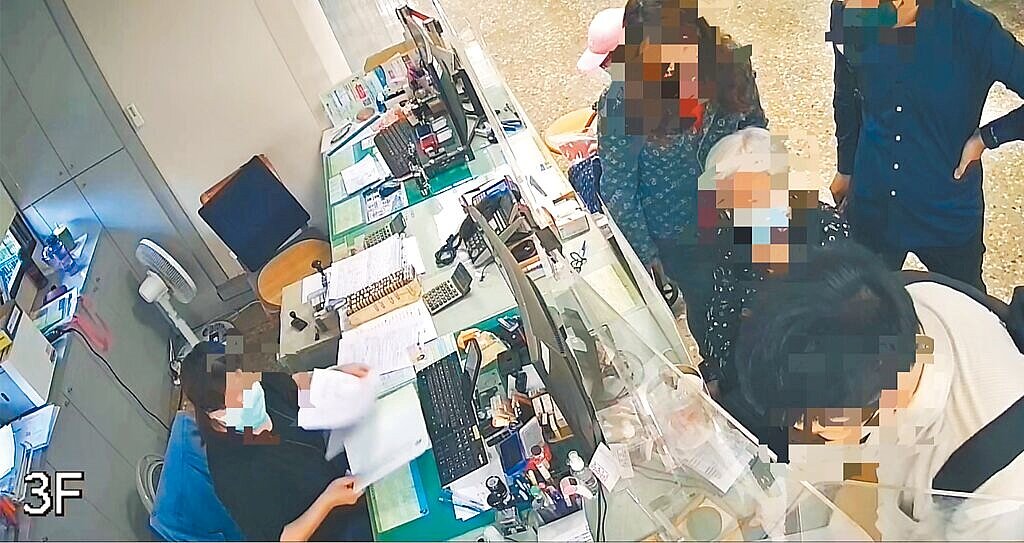 台中市葉姓婦人由詐騙集團成員陪同,到地政事物所辦理房產抵押質借。圖/民眾提供