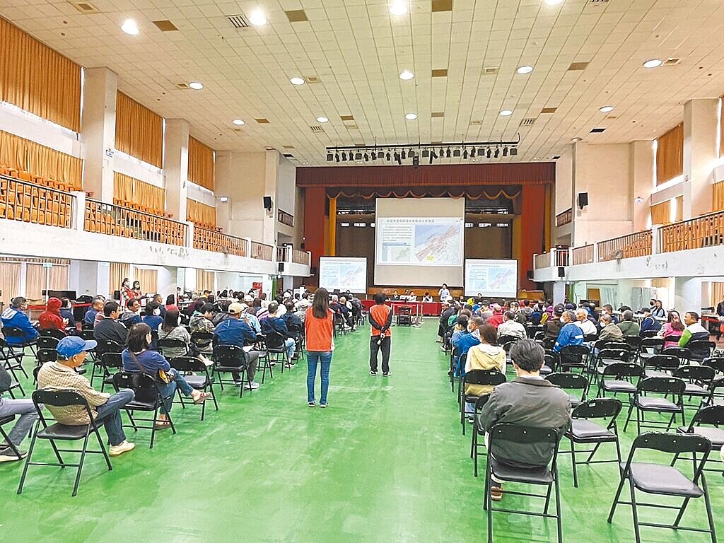 桃園航空城安置街廓戶重建家園困難重重,民進黨籍議員游吾和12日批市府不斷欺騙安置街廓戶,民眾權益嚴重受損。圖/游吾和提供