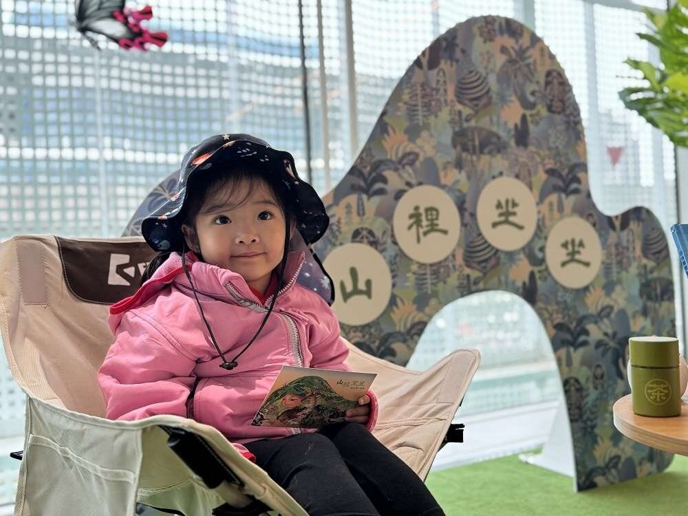 桃園市兒童美術館「山裡坐坐：山主題小書展」快閃活動，戴上帽子來閱讀，送精美紀念明信片。圖：桃美館提供