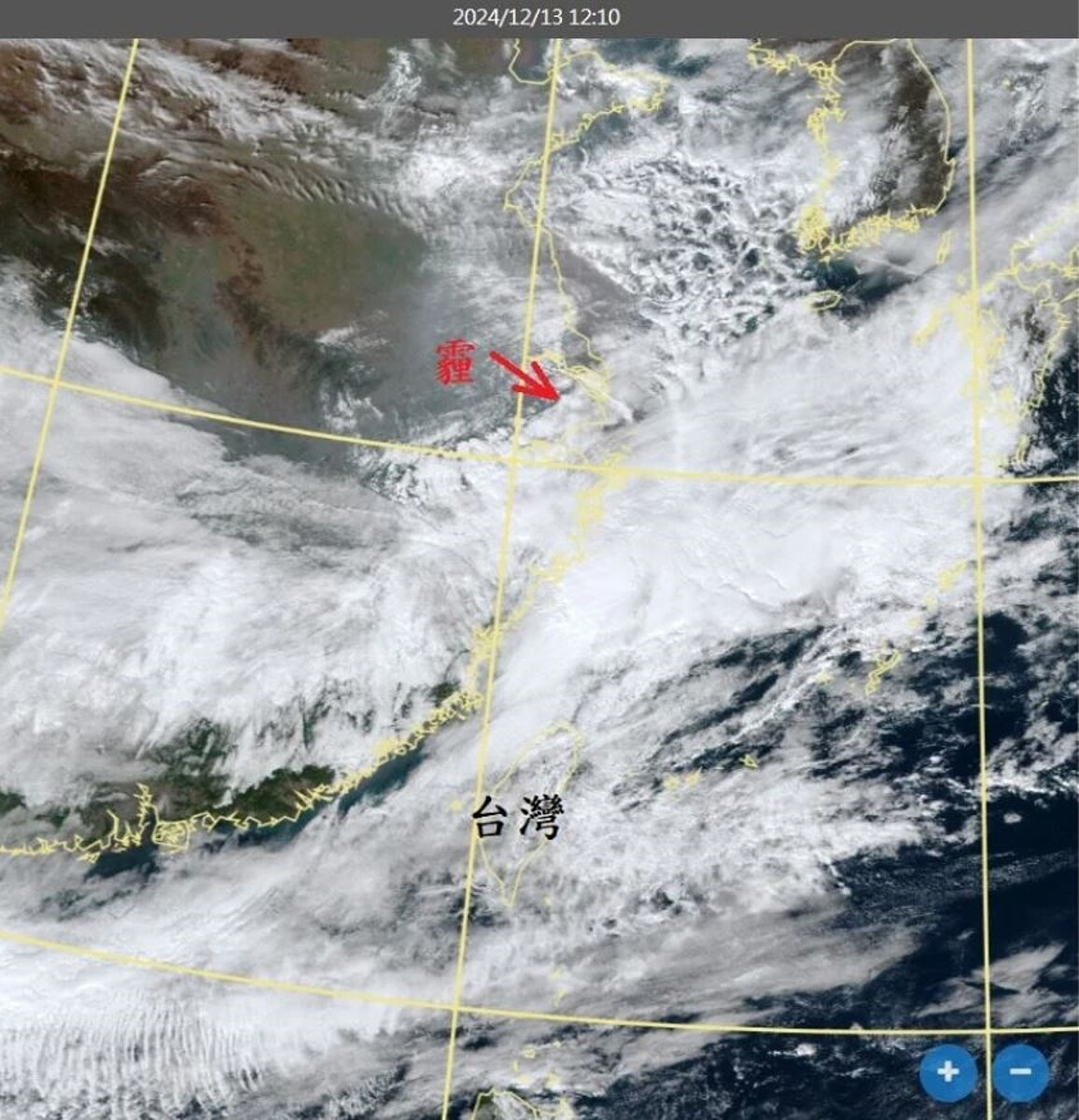 衛星雲圖可以看到朦朧的灰色影子是霾。圖／取自鄭明典臉書
