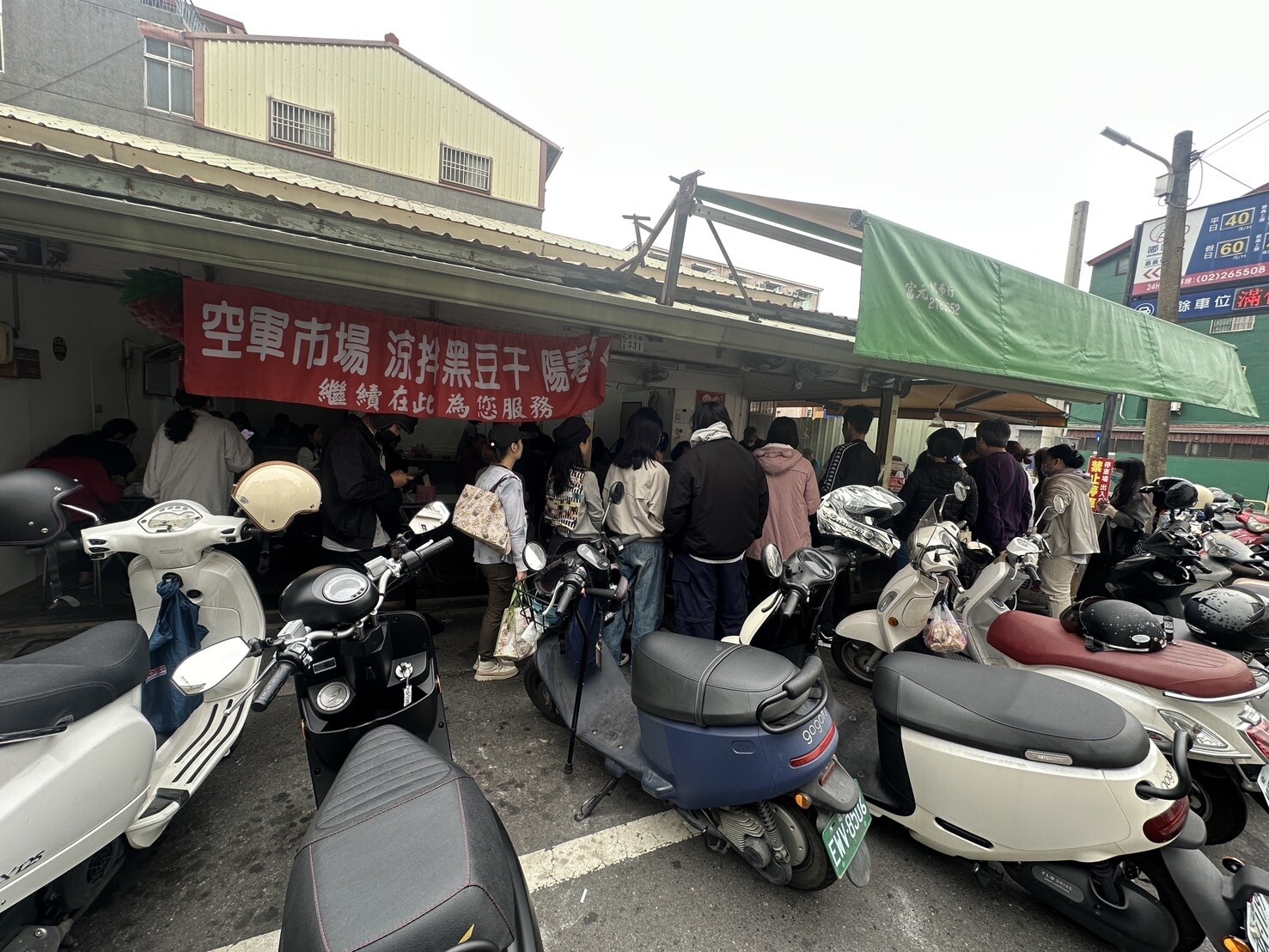 嘉義市原空軍眷村市場陽春麵店，店家因房東不續租，另覓地點，今天最後營業日，中午湧現人潮，客人大排長龍，等再久也要吃上一碗熱騰騰麵。記者魯永明／攝影 