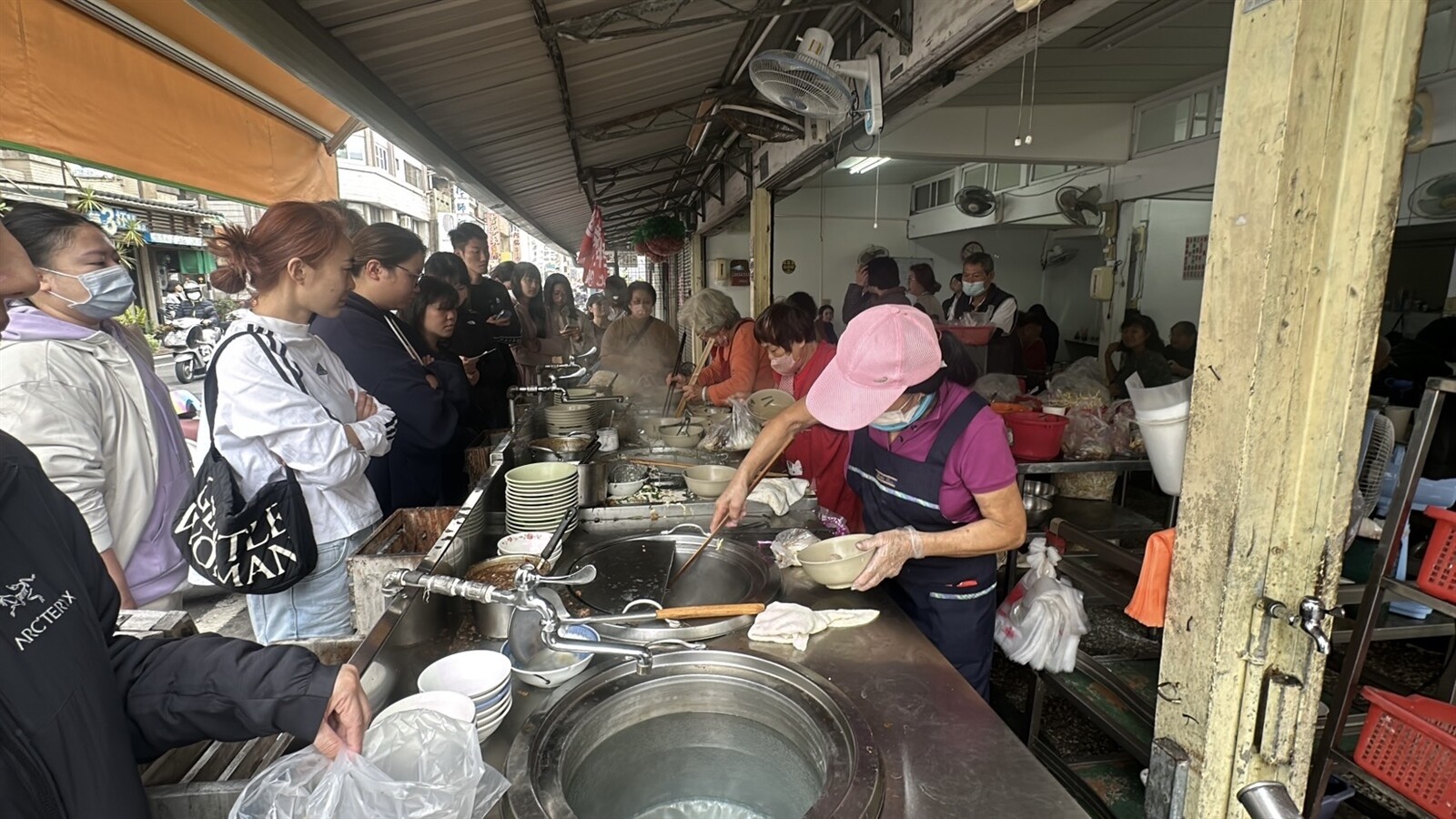 嘉義市原空軍眷村市場陽春麵店，店家因房東不續租，另覓地點，今天最後營業日，中午湧現人潮，客人大排長龍，等再久也要吃上一碗熱騰騰麵。記者魯永明／攝影 