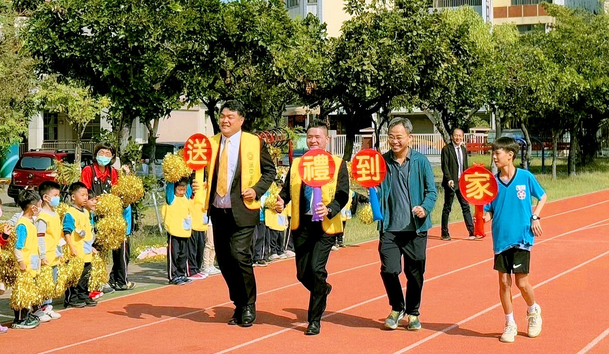 永慶不動產暨永義房屋台南區經管會長呂啟綸(圖左1)、有巢氏房屋暨台慶不動產台南區經管會長謝旺瑋(圖左2)以及崇學國小師生們,齊心祝福「寒士吃飽30」募款達標。圖/永慶房產集團提供