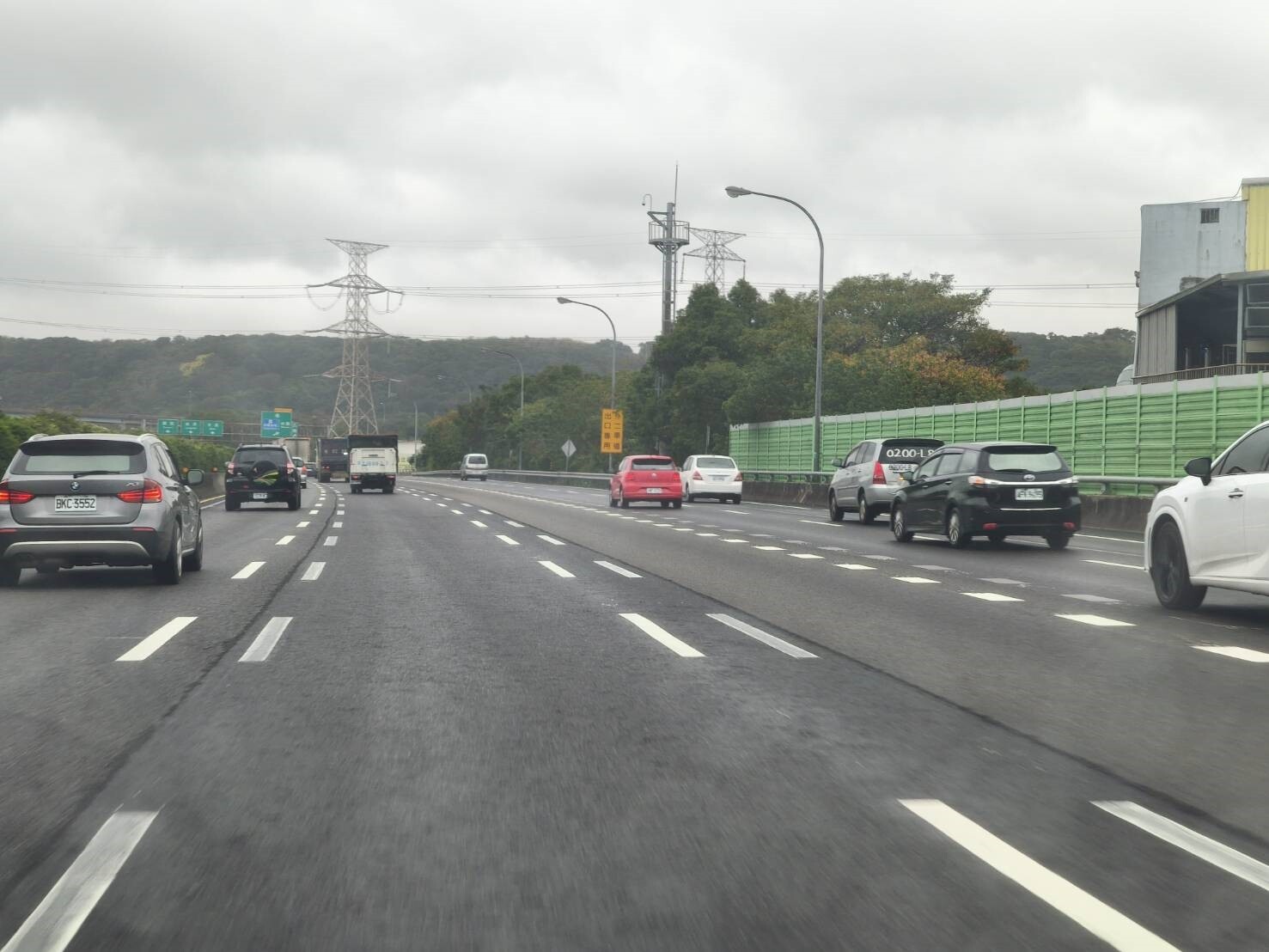 新北市國三南下接國二路段原本道路的白虛線從4條線變成7條線，許多駕駛不知如何分道險象環生。記者李定宇／攝影 