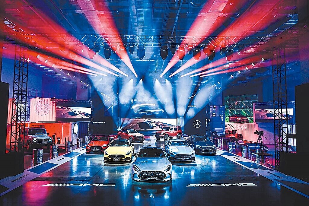 立委提案進口車關稅降至零,經濟部示警2031年恐無國產車。圖為台灣賓士發表AMG高性能車款的盛大場面。 圖/台灣賓士提供